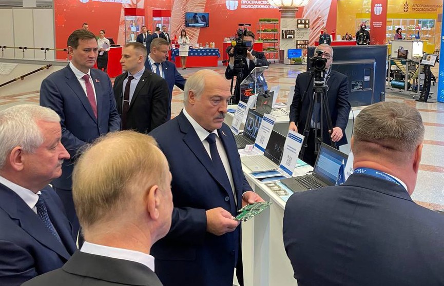 В кабинете Лукашенко устанавливают компьютер марки Horizont