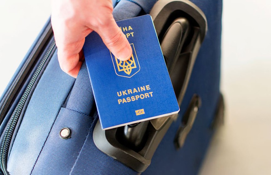 Украинские консульства больше не будут оказывать услуги мужчинам призывного возраста