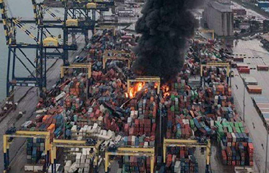 В турецком порту из-за землетрясения начался пожар
