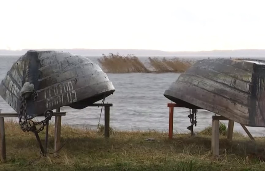 Двое рыбаков утонули в озере Освея