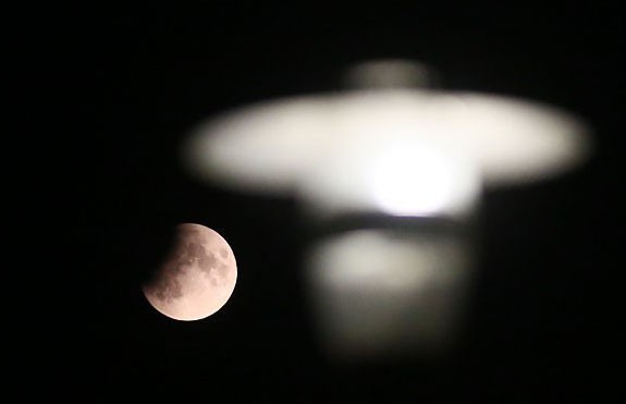 Фотофакт: за частным лунным затмением наблюдали жители Беларуси