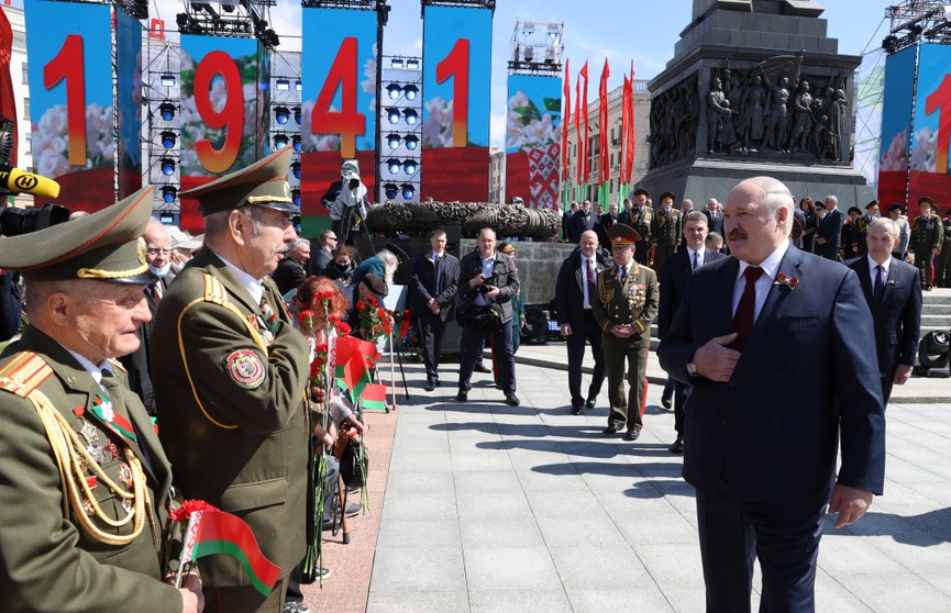 Лукашенко – ветеранам: Я клянусь, мы никогда не позволим смотреть с презрением на нашу землю, которую вы отвоевали