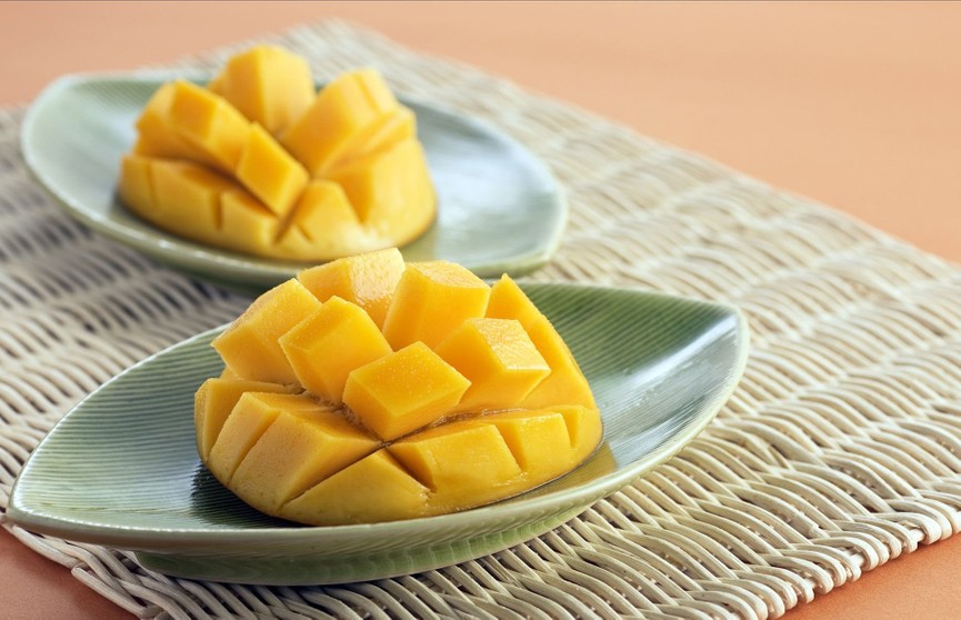 Необычный способ поедания манго назвали гениальным