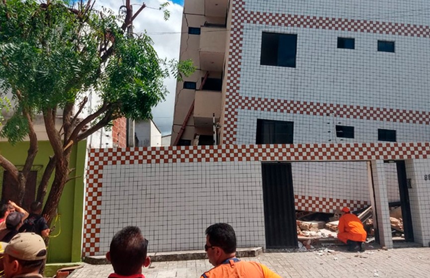 Многоквартирный дом обрушился в Бразилии (ВИДЕО)