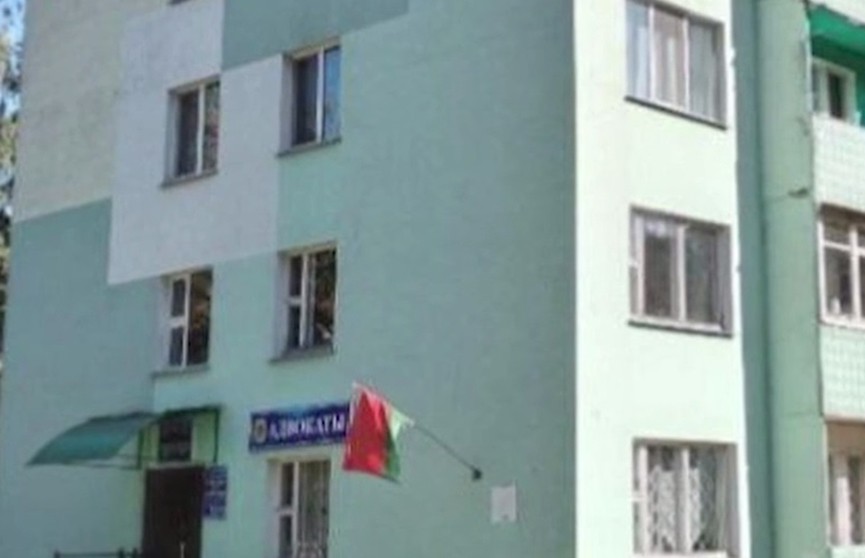 Пьяный житель Речицы сорвал государственный флаг и выбросил его