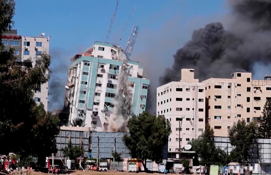 Израиль ракетными ударами разрушил 11-этажное здание с офисами СМИ в секторе Газа