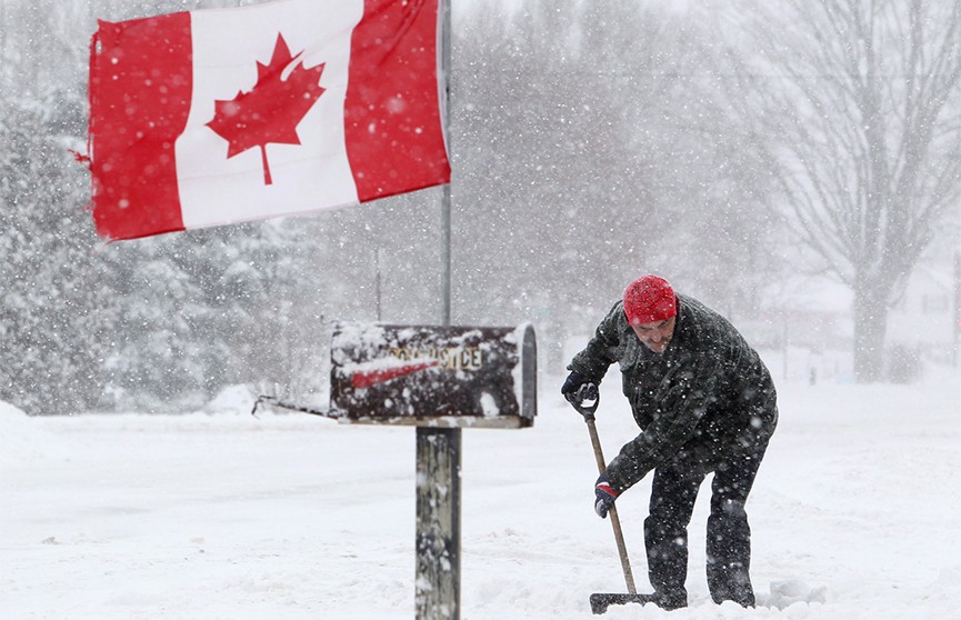 Мощные снегопады привели к остановке работы аэропортов на востоке Канады