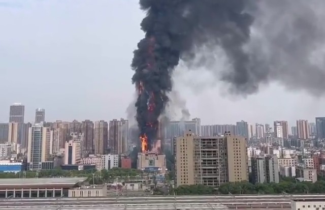 В китайском городе Чанша сгорела высотка China Telecom