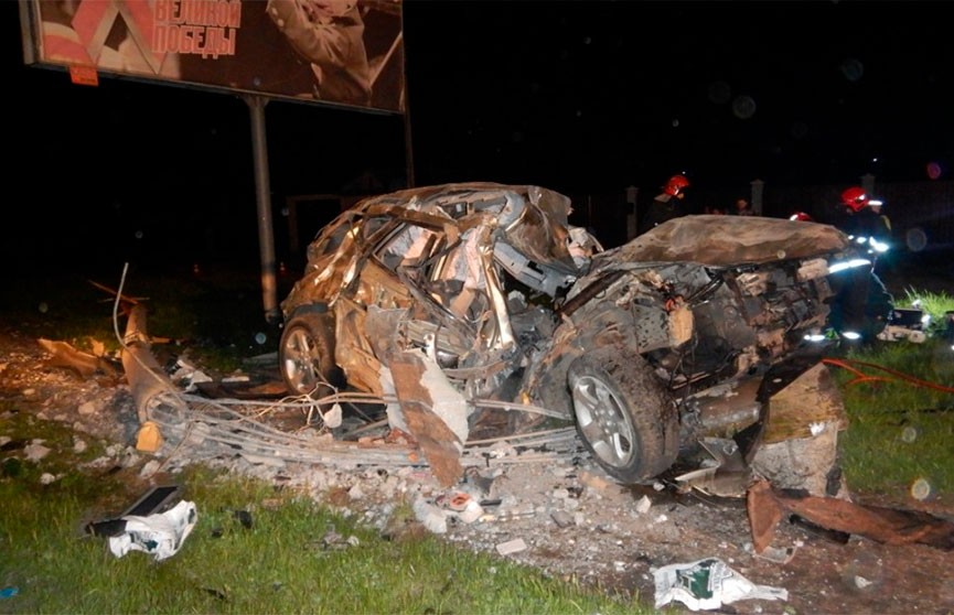 В Могилеве легковой автомобиль разбился о столб. Три человека пострадали