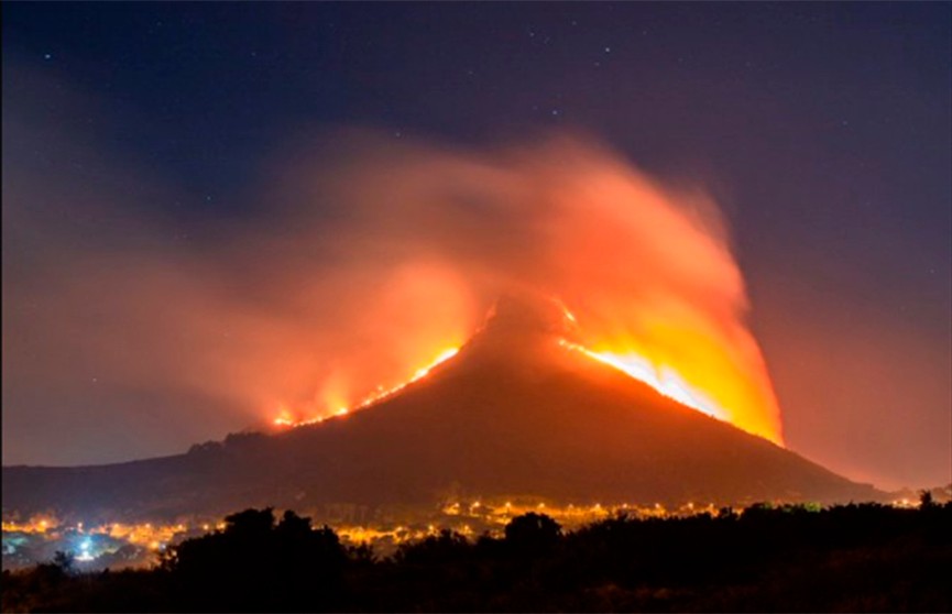 Небывалый лесной пожар угрожает Кейптуану: огонь приближается к жилым кварталам.