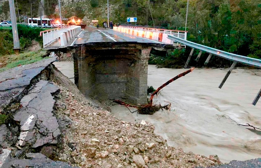 Последствия сильнейшего за последние 30 лет наводнения устраняют на Кубани
