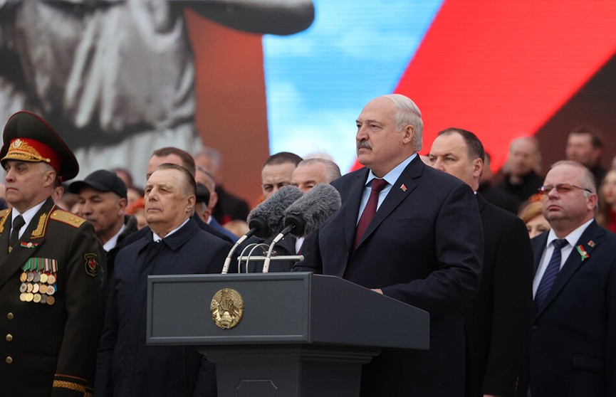 А. Лукашенко возложил венок к монументу Победы в Минске