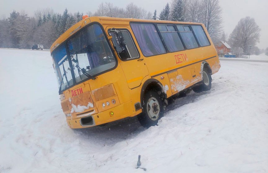 В Быховском районе школьный автобус съехал в кювет