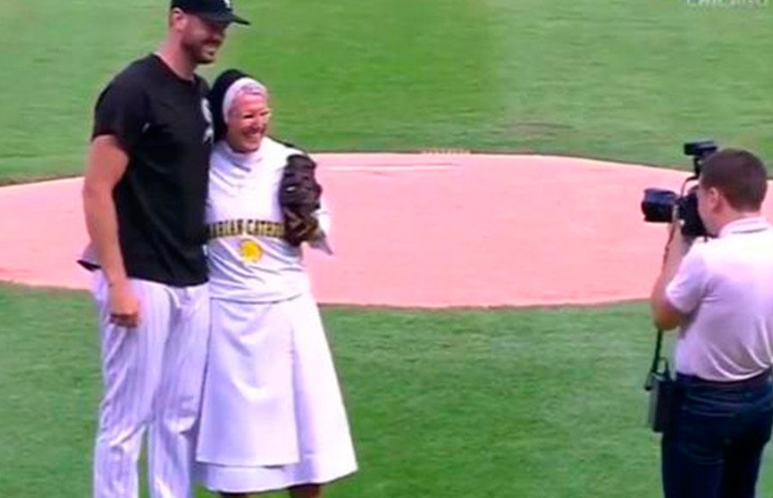Монахиня из Чикаго покорила любителей бейсбола точным броском (ВИДЕО)