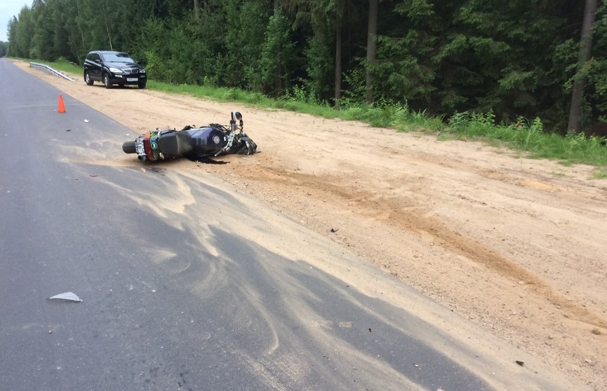 Мотоциклист сбил двух женщин под Полоцком. Все трое в больнице