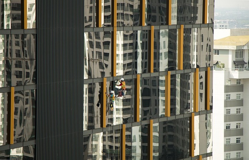 В Москве женщина мыла окна, стоя на карнизе седьмого этажа (ВИДЕО)