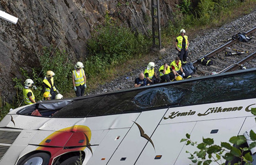 Автобус упал с моста в Финляндии: четыре человека погибли