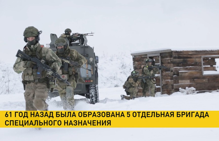 Военнослужащие 5-ой отдельной бригады спецназначения в Марьиной Горке отмечают день рождения части