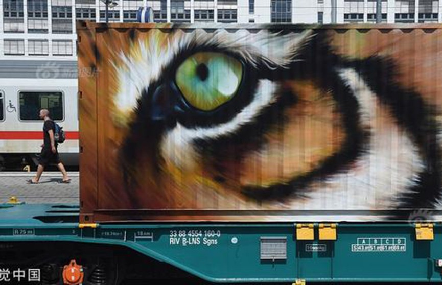 Поезд с изображениями исчезающих животных появился в Европе (ФОТО)