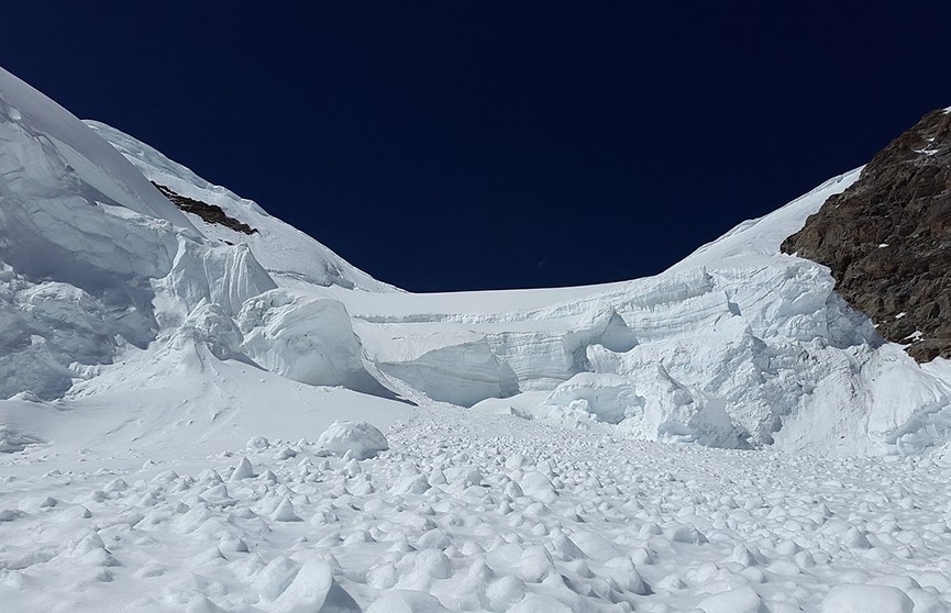 Лыжник из России погиб на горнолыжном курорте в Индии при сходе лавины