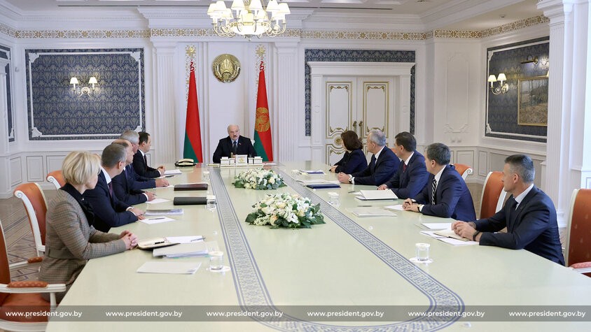 Лукашенко провел совещание с руководством Администрации Президента