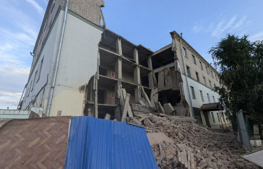 Стена нежилой четырехэтажки обрушилась в Гомеле