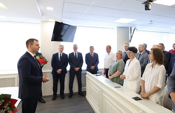 Вице-премьер Пархомчик представил коллективу Минпрома нового руководителя