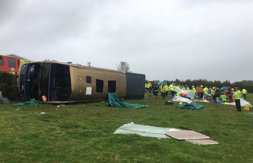 Двухэтажный автобус перевернулся на западе Англии, пострадали 40 человек