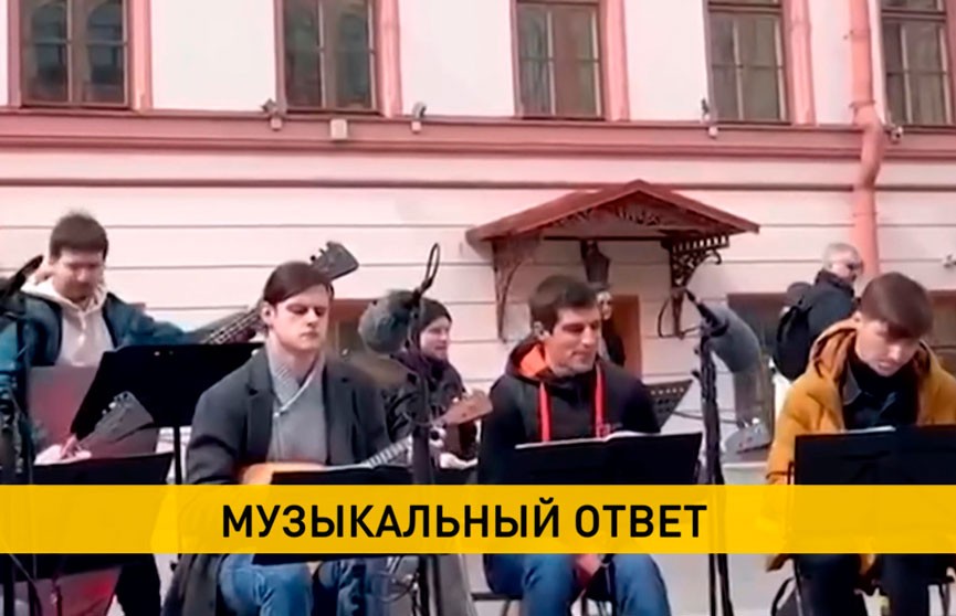 У здания генконсульства Швеции в Петербурге устроили концерт на балалайках