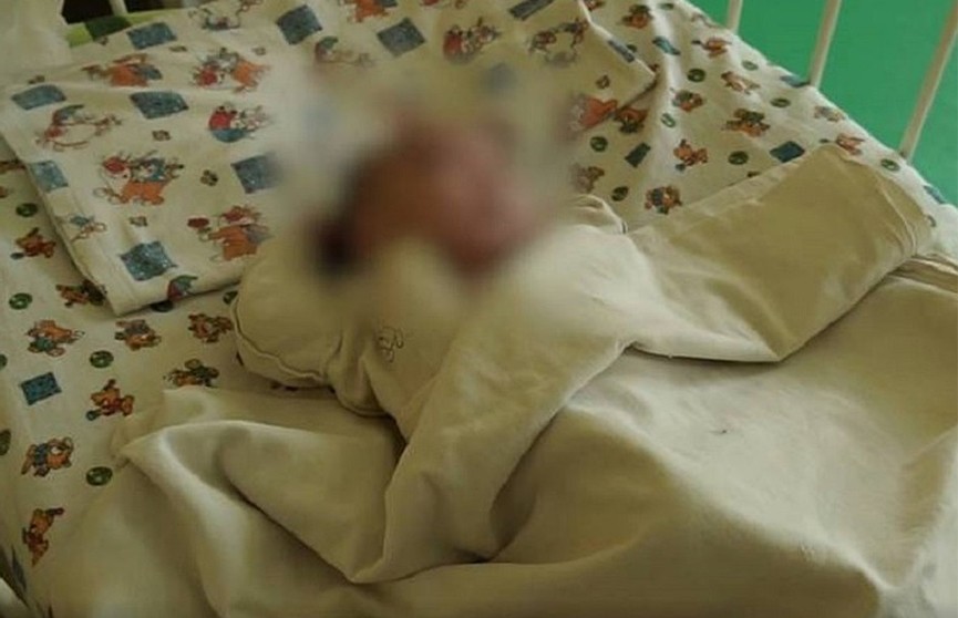 Якутские полицейские спасли младенца, оставленного матерью на 4 дня в пустой квартире
