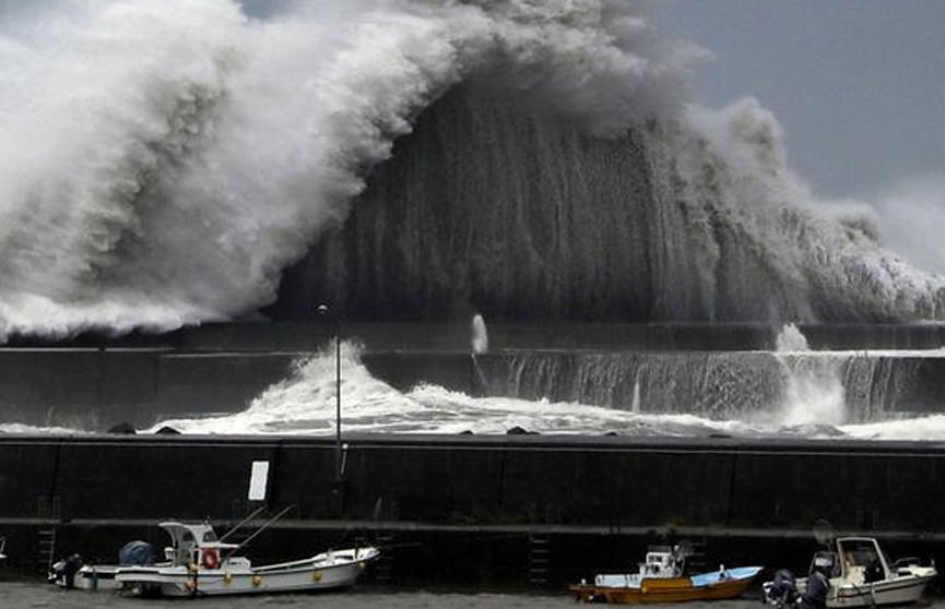Мощный тайфун идёт к Японии: людям рекомендуют эвакуироваться