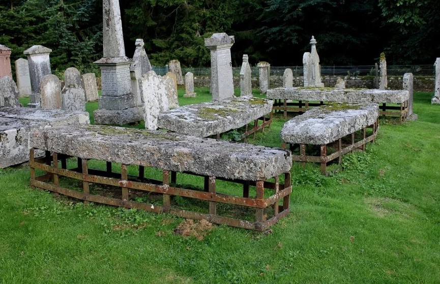 Зачем на могилы в средние века накладывали решетки? Вы не поверите!