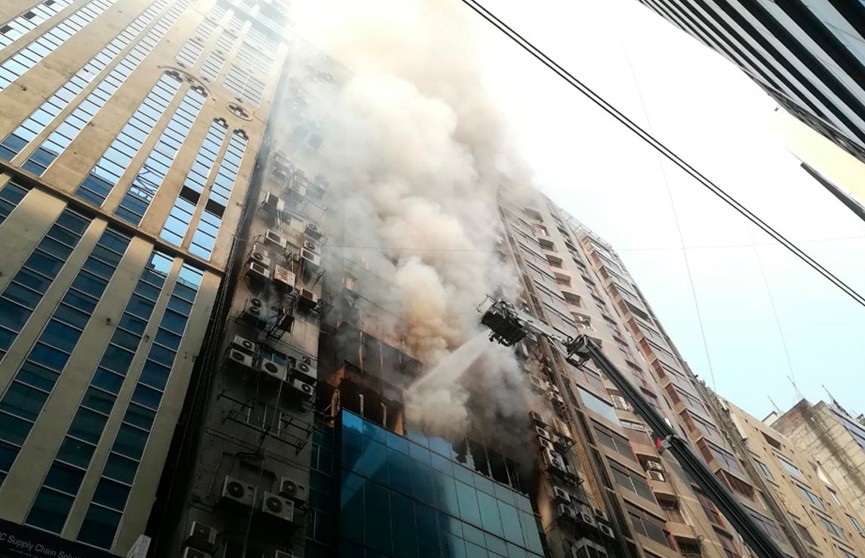 Число жертв пожара в небоскрёбе в Дакке увеличилось до 25