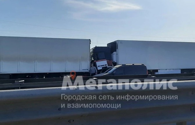 Страшная авария на кольцевой автодороге Петербурга: легковушку раздавило между двумя фурами