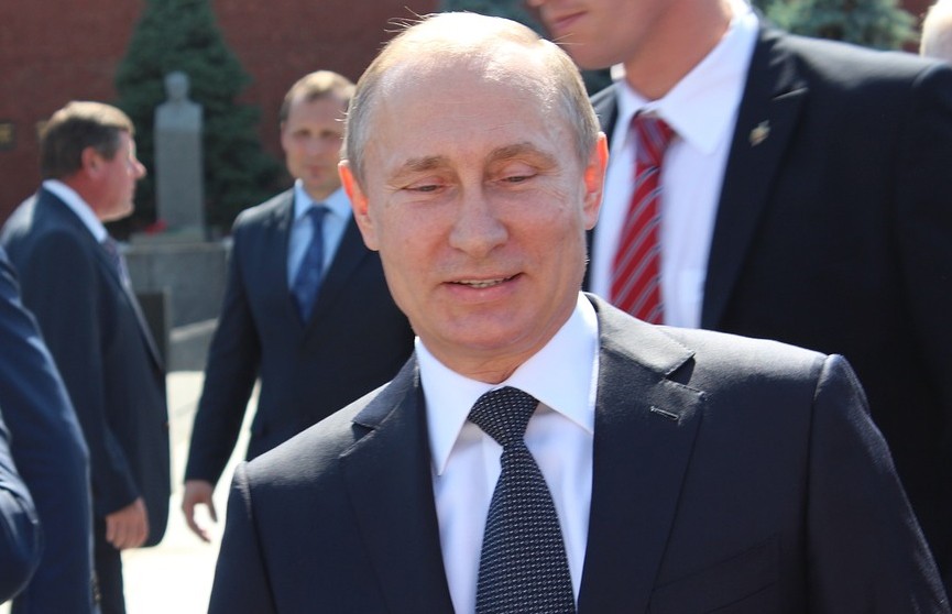 Дипломат из Гвинеи, одетый в кофту с изображением Путина: Президент России – «моя душа»