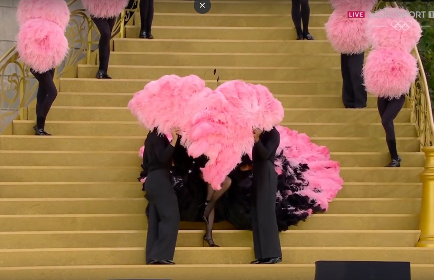 Изящно и легко. Мужчина из подтанцовки Леди Гаги упал на сцене во время открытия Олимпиады в Париже (ВИДЕО)