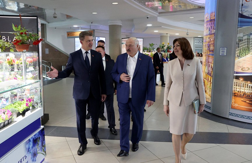 Лукашенко посетил ТЦ «Столица» в Минске