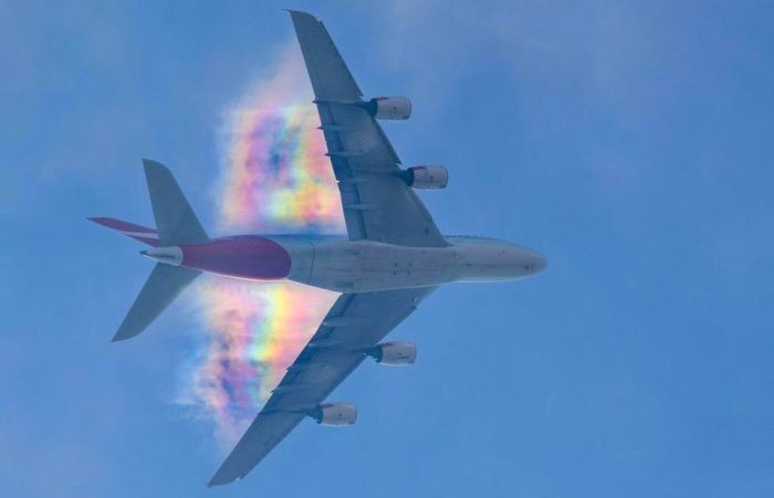 Завораживающе: фотограф снял на видео, как самолет пролетает сквозь радугу