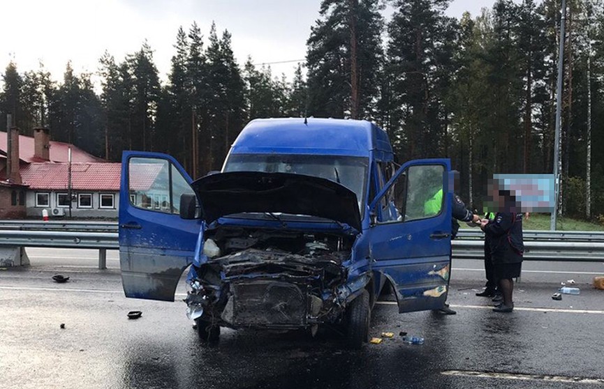 Белорусский микроавтобус перевернулся в Ленинградской области: два человека погибли