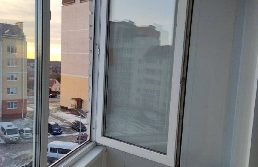 Девочка упала с балкона четвертого этажа во время съемок TikTok