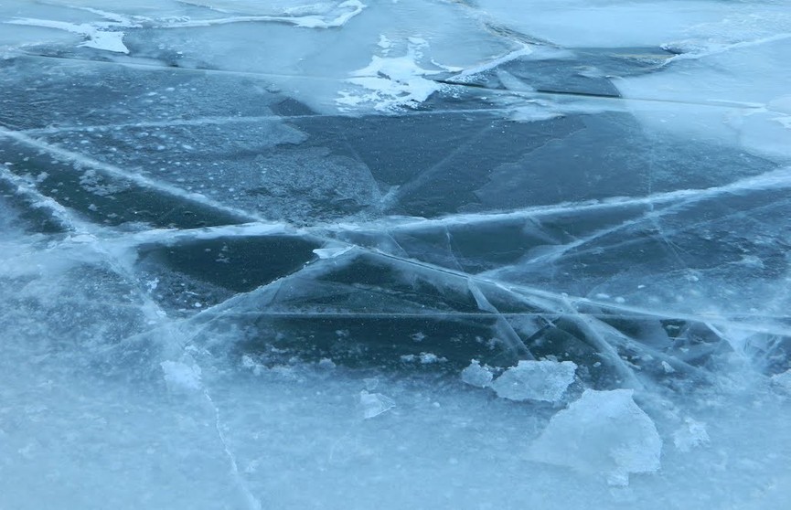 Мужчина провалился под лед  на Западной Двине, его спасти не удалось