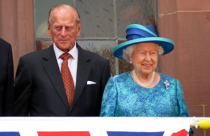 Королева Елизавета II с супругом привились от коронавируса