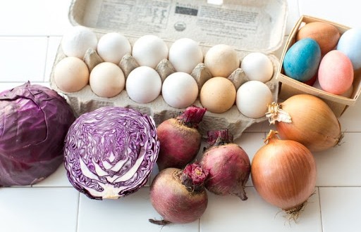 По рецептам бабушек: 7 натуральных способов покрасить яйца к Пасхе