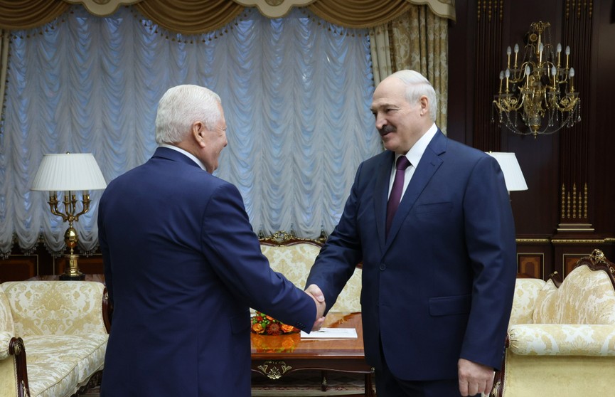 Лукашенко встретился с Чрезвычайным и Полномочным Послом Молдовы в Беларуси. Он завершает свою дипмиссию