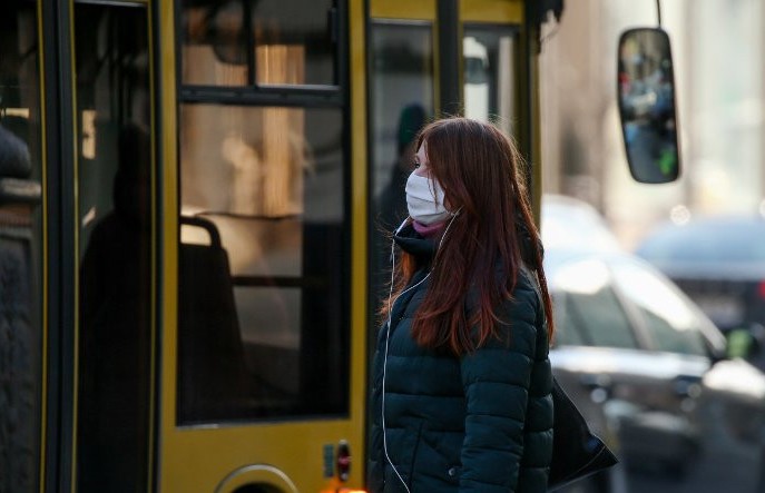 Наклейки об обязательном соблюдении масочного режима убрали в транспорте Минска. В «Минсктрансе» рассказали почему