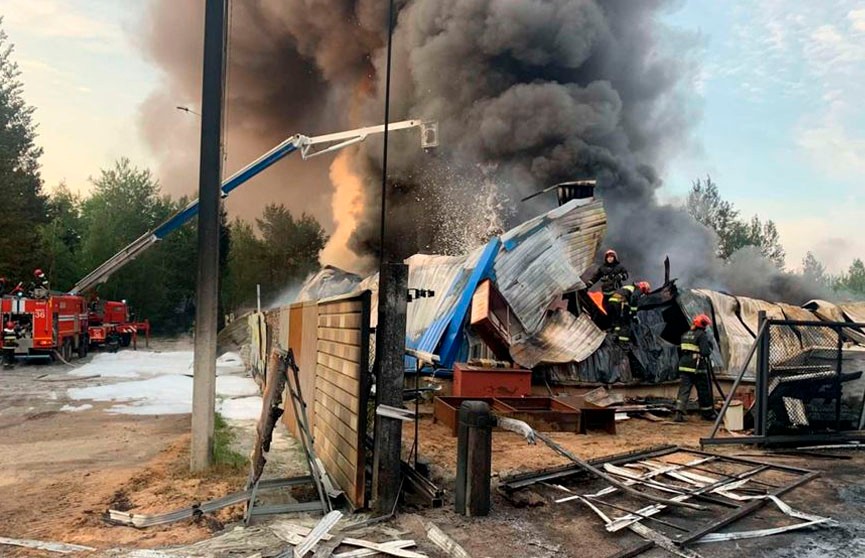Пожар в Колодищах тушили почти 30 единиц техники МЧС