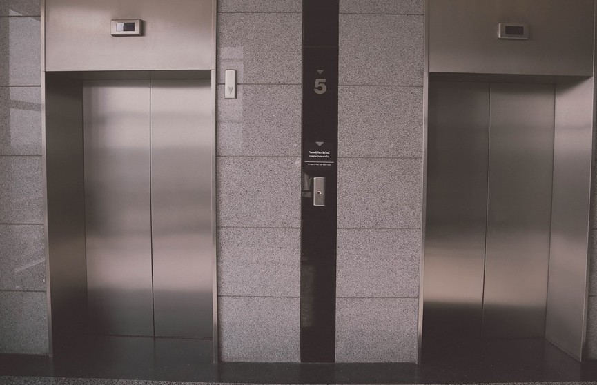 «Ждите, вы какая-то нетерпеливая». 90-летняя россиянка провела в застрявшем лифте почти 9 часов