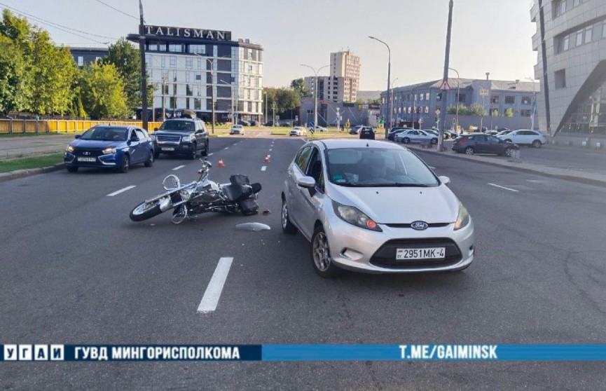 Мотоцикл столкнулся с легковым автомобилем в Минске