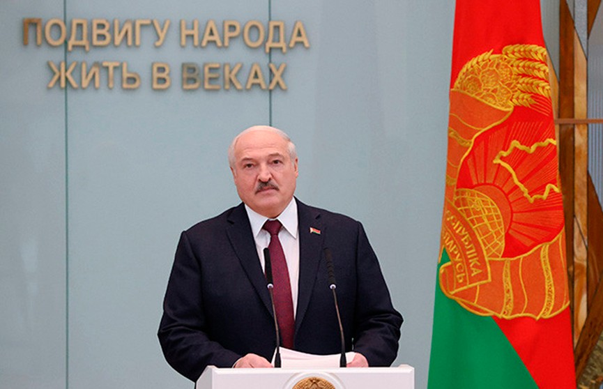«Мы должны думать о том, что оставим после себя». Лукашенко вручил госнаграды и Знамя прокуратуры в Музее истории Великой Отечественной войны