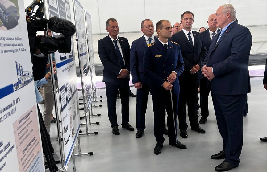 Александру Лукашенко рассказали о перспективах развития Минского завода гражданской авиации